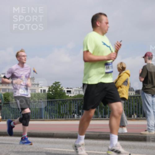 29.06.2025 - hella hamburg halbmarathon Luisa Fischer http://msf.ph/oto/8503547 29.06.2025 10:13:40 Kennedybrücke 12571, 16, 1548, 1781, 5182, 5653, 5806, 8561 meine-sportfotos.de