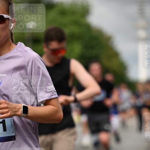 29.06.2025 - hella hamburg halbmarathon Dr. Thomas Lammeyer http://msf.ph/oto/8503563 29.06.2025 10:26:10 Kennedybrücke 1072, 1158, 1191, 1250, 1269, 1294, 1668, 1958, 1963, 2009, 2063, 2529, 2815, 2841, 2919, 3172, 3606, 3825, 3826, 4046, 4289, 4375, 4376, 5412, 5641, 5759, 6103, 6676, 7375, 7612, 7672, 8431, 8860, 8884, 8896, 8954, 8959, 9002, 9062, 9326, 9327, 9483, 9635, 9788, 10019, 10125, 10167, 10787, 10902, 10921, 11425 meine-sportfotos.de