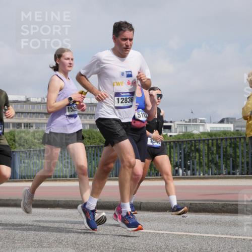 29.06.2025 - hella hamburg halbmarathon Luisa Fischer http://msf.ph/oto/8503579 29.06.2025 10:13:44 Kennedybrücke 5653, 1525, 12836, 5182, 1340, 1548, 1781, 2868, 5182, 5653, 5806, 8561 meine-sportfotos.de