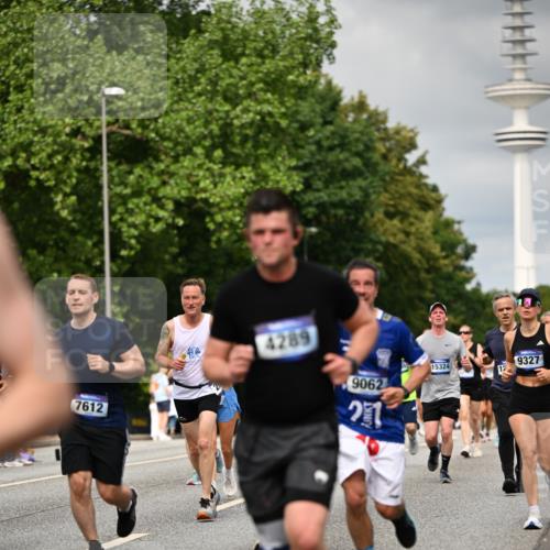 29.06.2025 - hella hamburg halbmarathon Dr. Thomas Lammeyer http://msf.ph/oto/8503580 29.06.2025 10:26:10 Kennedybrücke 1072, 1158, 1191, 1250, 1269, 1294, 1668, 1958, 1963, 2009, 2063, 2529, 2815, 2841, 2919, 3172, 3606, 3825, 3826, 4046, 4289, 4375, 4376, 5412, 5641, 5759, 6103, 6676, 7375, 7612, 7672, 8431, 8860, 8884, 8896, 8954, 8959, 9002, 9062, 9326, 9327, 9483, 9635, 9788, 10019, 10125, 10167, 10787, 10902, 10921, 11425 meine-sportfotos.de