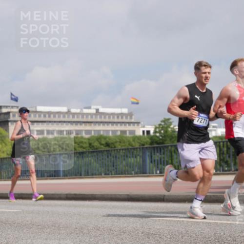 29.06.2025 - hella hamburg halbmarathon Luisa Fischer http://msf.ph/oto/8503631 29.06.2025 10:13:51 Kennedybrücke 2868, 7271, 1500, 1548, 1781, 2868, 4287, 8171, 8561, 10196 meine-sportfotos.de