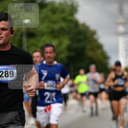 29.06.2025 - hella hamburg halbmarathon Dr. Thomas Lammeyer http://msf.ph/oto/8503635 29.06.2025 10:26:12 Kennedybrücke 1072, 1158, 1191, 1250, 1269, 1294, 1419, 1668, 1958, 1963, 2009, 2063, 2529, 2815, 2841, 2919, 3172, 3606, 3825, 3826, 4046, 4289, 4375, 4376, 5412, 5641, 6103, 6676, 7375, 7612, 7672, 8431, 8860, 8884, 8896, 8954, 8959, 9002, 9062, 9326, 9327, 9483, 9635, 9788, 9807, 10167, 10787, 10902, 10921, 11425 meine-sportfotos.de