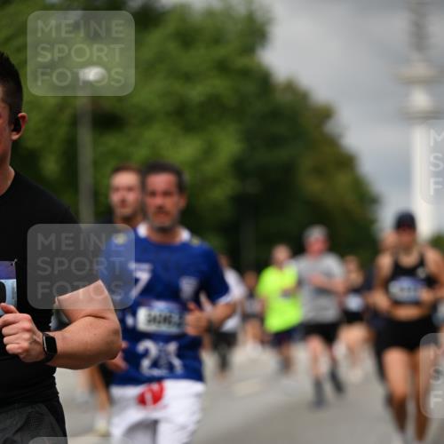 29.06.2025 - hella hamburg halbmarathon Dr. Thomas Lammeyer http://msf.ph/oto/8503641 29.06.2025 10:26:12 Kennedybrücke 1072, 1158, 1191, 1250, 1269, 1294, 1419, 1668, 1958, 1963, 2009, 2063, 2529, 2815, 2841, 2919, 3172, 3606, 3825, 3826, 4046, 4289, 4375, 4376, 5412, 5641, 6103, 6676, 7375, 7612, 7672, 8431, 8860, 8884, 8896, 8954, 8959, 9002, 9062, 9326, 9327, 9483, 9635, 9788, 9807, 10167, 10787, 10902, 10921, 11425 meine-sportfotos.de