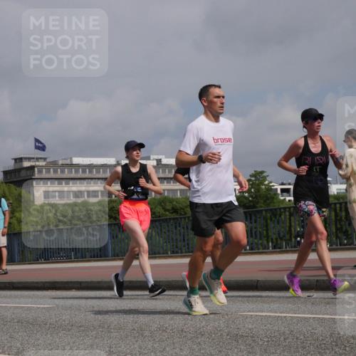 29.06.2025 - hella hamburg halbmarathon Luisa Fischer http://msf.ph/oto/8503647 29.06.2025 10:13:53 Kennedybrücke 1714, 19241, 2868, 4287, 5440, 8171, 10196 meine-sportfotos.de
