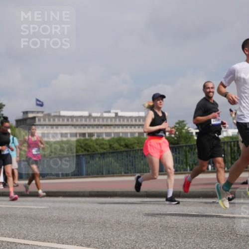 29.06.2025 - hella hamburg halbmarathon Luisa Fischer http://msf.ph/oto/8503649 29.06.2025 10:13:53 Kennedybrücke 9997, 2868, 4287, 5440, 8171, 10196 meine-sportfotos.de