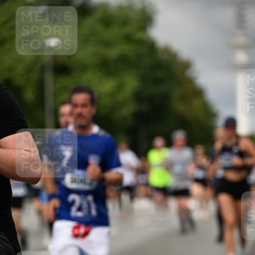 29.06.2025 - hella hamburg halbmarathon Dr. Thomas Lammeyer http://msf.ph/oto/8503650 29.06.2025 10:26:12 Kennedybrücke 1072, 1158, 1191, 1250, 1269, 1294, 1419, 1668, 1958, 1963, 2009, 2063, 2529, 2815, 2841, 2919, 3172, 3606, 3825, 3826, 4046, 4289, 4375, 4376, 5412, 5641, 6103, 6676, 7375, 7612, 7672, 8431, 8860, 8884, 8896, 8954, 8959, 9002, 9062, 9326, 9327, 9483, 9635, 9788, 9807, 10167, 10787, 10902, 10921, 11425 meine-sportfotos.de