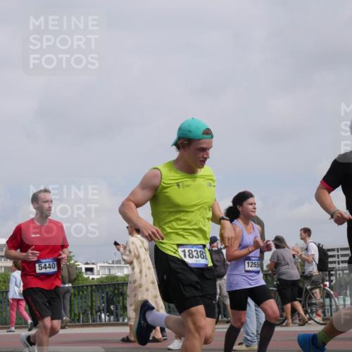 29.06.2025 - hella hamburg halbmarathon Luisa Fischer http://msf.ph/oto/8503720 29.06.2025 10:14:01 Kennedybrücke 5440, 1838, 12556, 7, 14022, 4287, 5440, 8171, 8807, 8810, 10196 meine-sportfotos.de
