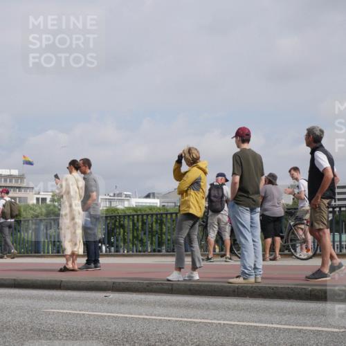 29.06.2025 - hella hamburg halbmarathon Luisa Fischer http://msf.ph/oto/8503744 29.06.2025 10:14:03 Kennedybrücke 5440, 8807, 8810 meine-sportfotos.de