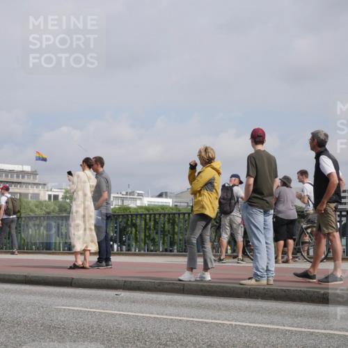29.06.2025 - hella hamburg halbmarathon Luisa Fischer http://msf.ph/oto/8503748 29.06.2025 10:14:04 Kennedybrücke 5440, 8807, 8810 meine-sportfotos.de