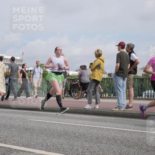 29.06.2025 - hella hamburg halbmarathon Luisa Fischer http://msf.ph/oto/8503760 29.06.2025 10:14:09 Kennedybrücke 12629, 1531, 8807, 8810, 10372 meine-sportfotos.de