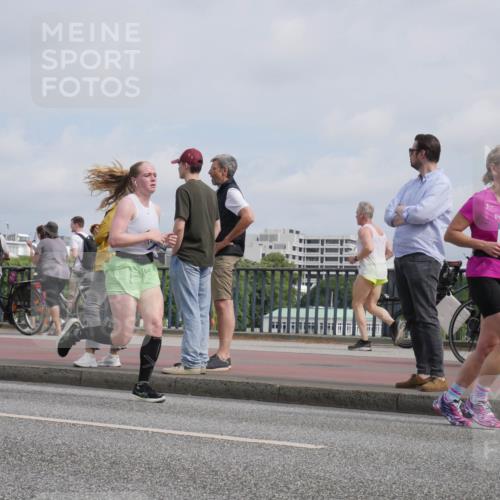 29.06.2025 - hella hamburg halbmarathon Luisa Fischer http://msf.ph/oto/8503762 29.06.2025 10:14:09 Kennedybrücke 12629, 1531, 8807, 8810, 10372 meine-sportfotos.de