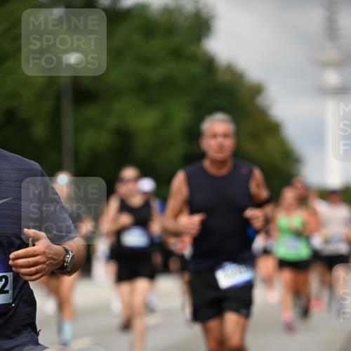 29.06.2025 - hella hamburg halbmarathon Dr. Thomas Lammeyer http://msf.ph/oto/8503842 29.06.2025 10:26:18 Kennedybrücke 1158, 1269, 1294, 1419, 1668, 1963, 2009, 2063, 2172, 2919, 3108, 3172, 3735, 3768, 3825, 3826, 3946, 4046, 4114, 4289, 4375, 4376, 4556, 5079, 5641, 6030, 6676, 6805, 6849, 7375, 7612, 7672, 7794, 8431, 8860, 8884, 8896, 8954, 9002, 9062, 9204, 9327, 9516, 9635, 9788, 9807, 10167, 10710, 10902, 10921, 10961 meine-sportfotos.de