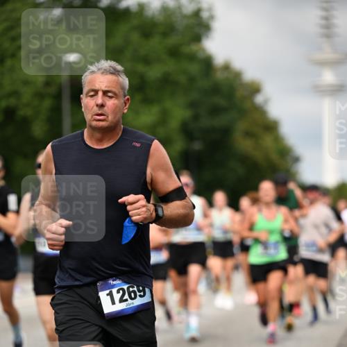 29.06.2025 - hella hamburg halbmarathon Dr. Thomas Lammeyer http://msf.ph/oto/8503882 29.06.2025 10:26:19 Kennedybrücke 1158, 1269, 1294, 1419, 1668, 1963, 2009, 2063, 2172, 2919, 3108, 3172, 3735, 3768, 3825, 3826, 3946, 4046, 4114, 4289, 4375, 4376, 4556, 5079, 6030, 6303, 6676, 6805, 6849, 7162, 7375, 7612, 7794, 8431, 8860, 8884, 8896, 8954, 9002, 9062, 9204, 9327, 9516, 9635, 9788, 9807, 10167, 10241, 10663, 10710, 10902, 10921, 10961 meine-sportfotos.de