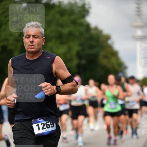 29.06.2025 - hella hamburg halbmarathon Dr. Thomas Lammeyer http://msf.ph/oto/8503885 29.06.2025 10:26:19 Kennedybrücke 1158, 1269, 1294, 1419, 1668, 1963, 2009, 2063, 2172, 2919, 3108, 3172, 3735, 3768, 3825, 3826, 3946, 4046, 4114, 4289, 4375, 4376, 4556, 5079, 6030, 6303, 6676, 6805, 6849, 7162, 7375, 7612, 7794, 8431, 8860, 8884, 8896, 8954, 9002, 9062, 9204, 9327, 9516, 9635, 9788, 9807, 10167, 10241, 10663, 10710, 10902, 10921, 10961 meine-sportfotos.de
