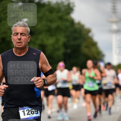 29.06.2025 - hella hamburg halbmarathon Dr. Thomas Lammeyer http://msf.ph/oto/8503888 29.06.2025 10:26:20 Kennedybrücke 1158, 1269, 1294, 1419, 1598, 1668, 1963, 2009, 2063, 2172, 2919, 3108, 3172, 3458, 3735, 3768, 3825, 3946, 4114, 4289, 4375, 4376, 4556, 5079, 6030, 6303, 6676, 6805, 6849, 6977, 7162, 7375, 7612, 7794, 8431, 8860, 8884, 8896, 8954, 9002, 9062, 9204, 9327, 9516, 9635, 9788, 9807, 10167, 10241, 10663, 10710, 10902, 10921, 10961 meine-sportfotos.de