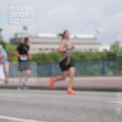 29.06.2025 - hella hamburg halbmarathon Luisa Fischer http://msf.ph/oto/8503895 29.06.2025 10:14:30 Kennedybrücke 1166, 1992, 4227, 5254, 5990, 5991, 7571, 9191, 10428 meine-sportfotos.de