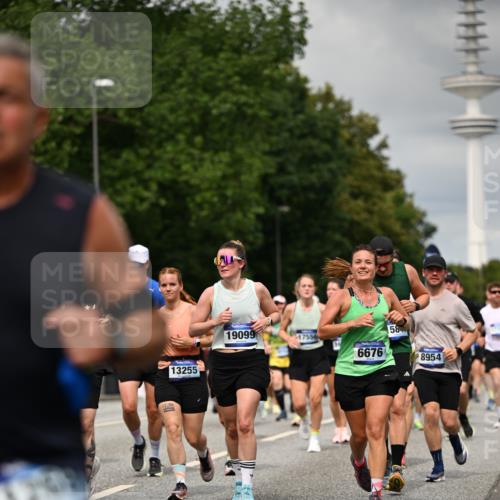 29.06.2025 - hella hamburg halbmarathon Dr. Thomas Lammeyer http://msf.ph/oto/8503903 29.06.2025 10:26:20 Kennedybrücke 1158, 1269, 1294, 1419, 1598, 1668, 1963, 2009, 2063, 2172, 2919, 3108, 3172, 3458, 3735, 3768, 3825, 3946, 4114, 4289, 4375, 4376, 4556, 5079, 6030, 6303, 6676, 6805, 6849, 6977, 7162, 7375, 7612, 7794, 8431, 8860, 8884, 8896, 8954, 9002, 9062, 9204, 9327, 9516, 9635, 9788, 9807, 10167, 10241, 10663, 10710, 10902, 10921, 10961 meine-sportfotos.de