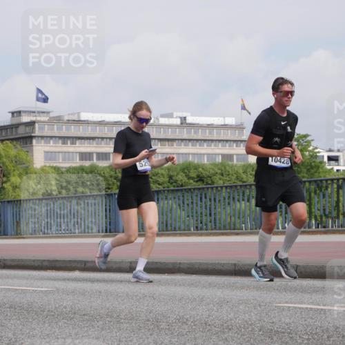 29.06.2025 - hella hamburg halbmarathon Luisa Fischer http://msf.ph/oto/8503905 29.06.2025 10:14:31 Kennedybrücke 525, 10428, 1166, 4227, 5254, 7571, 10428 meine-sportfotos.de