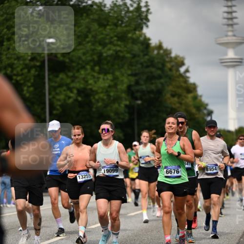 29.06.2025 - hella hamburg halbmarathon Dr. Thomas Lammeyer http://msf.ph/oto/8503910 29.06.2025 10:26:20 Kennedybrücke 1158, 1269, 1294, 1419, 1598, 1668, 1963, 2009, 2063, 2172, 2919, 3108, 3172, 3458, 3735, 3768, 3825, 3946, 4114, 4289, 4375, 4376, 4556, 5079, 6030, 6303, 6676, 6805, 6849, 6977, 7162, 7375, 7612, 7794, 8431, 8860, 8884, 8896, 8954, 9002, 9062, 9204, 9327, 9516, 9635, 9788, 9807, 10167, 10241, 10663, 10710, 10902, 10921, 10961 meine-sportfotos.de