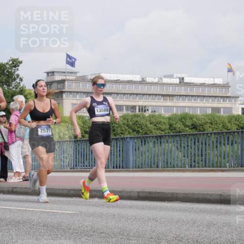 29.06.2025 - hella hamburg halbmarathon Luisa Fischer http://msf.ph/oto/8503917 29.06.2025 10:14:34 Kennedybrücke 13594, 7571, 13588, 5254, 7571, 8368, 10042, 10428 meine-sportfotos.de