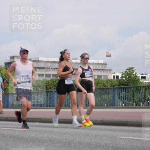 29.06.2025 - hella hamburg halbmarathon Luisa Fischer http://msf.ph/oto/8503925 29.06.2025 10:14:35 Kennedybrücke 13958, 2661, 5254, 7571, 8368, 10042, 10428 meine-sportfotos.de