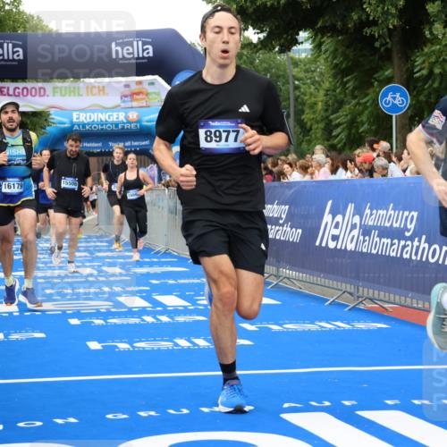 29.06.2025 - hella hamburg halbmarathon Strokosch-Dieckow http://msf.ph/oto/8503937 29.06.2025 10:52:02 Ziel 1482, 2397, 2595, 4033, 5093, 5336, 5378, 6390, 7130, 7409, 7724, 7732, 8413, 8977, 10057, 12580, 13726, 14248, 15356, 15506, 15829, 16179, 16666, 17033, 17978, 18801, 18869 meine-sportfotos.de