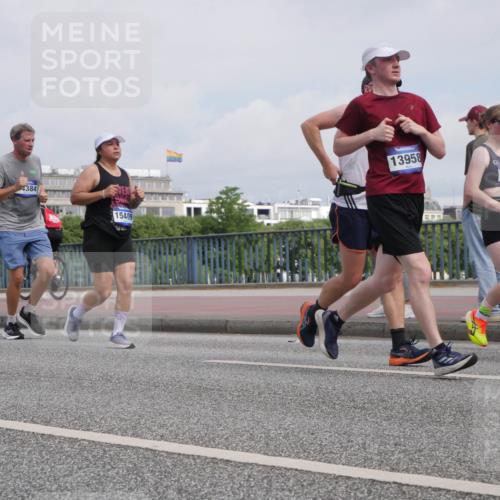 29.06.2025 - hella hamburg halbmarathon Luisa Fischer http://msf.ph/oto/8503939 29.06.2025 10:14:37 Kennedybrücke 4384, 15409, 13958, 13588, 2661, 5254, 7571, 8368, 10042 meine-sportfotos.de
