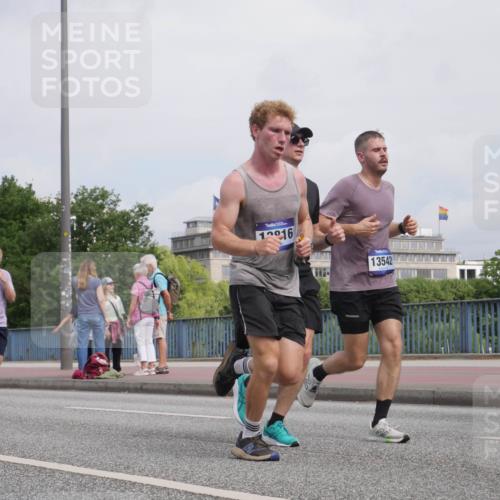 29.06.2025 - hella hamburg halbmarathon Luisa Fischer http://msf.ph/oto/8503963 29.06.2025 10:14:43 Kennedybrücke 18655, 1916, 13542, 1062, 2661, 7474, 8368, 10042 meine-sportfotos.de
