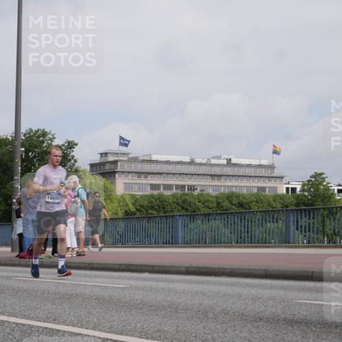 29.06.2025 - hella hamburg halbmarathon Luisa Fischer http://msf.ph/oto/8503971 29.06.2025 10:14:44 Kennedybrücke 18655, 1062, 2661, 7474, 8368, 10042 meine-sportfotos.de