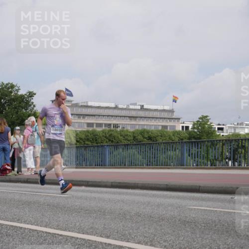 29.06.2025 - hella hamburg halbmarathon Luisa Fischer http://msf.ph/oto/8503975 29.06.2025 10:14:44 Kennedybrücke 18655, 1062, 2661, 7474, 8368, 10042 meine-sportfotos.de