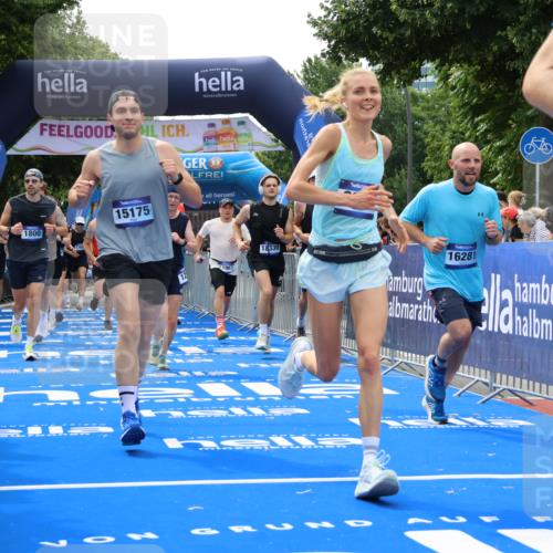 29.06.2025 - hella hamburg halbmarathon Strokosch-Dieckow http://msf.ph/oto/8503976 29.06.2025 10:42:22 Ziel 1209, 1256, 1312, 1353, 1800, 1903, 1962, 2233, 2675, 3523, 6639, 6770, 7116, 7448, 7693, 7734, 7865, 11907, 13446, 13746, 13807, 14226, 14811, 15095, 15175, 15270, 15623, 15654, 16281, 16333, 16660, 17637, 17733, 17911, 18330 meine-sportfotos.de