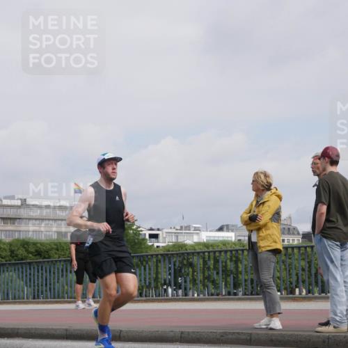 29.06.2025 - hella hamburg halbmarathon Luisa Fischer http://msf.ph/oto/8504020 29.06.2025 10:14:50 Kennedybrücke 1062, 1790, 3837, 7370, 7474, 9254 meine-sportfotos.de