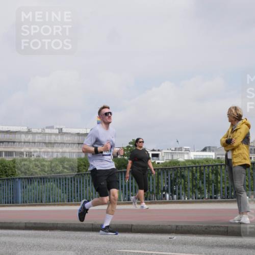 29.06.2025 - hella hamburg halbmarathon Luisa Fischer http://msf.ph/oto/8504031 29.06.2025 10:14:50 Kennedybrücke 1062, 1790, 3837, 7370, 7474, 9254 meine-sportfotos.de