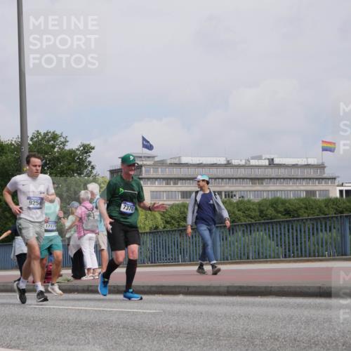 29.06.2025 - hella hamburg halbmarathon Luisa Fischer http://msf.ph/oto/8504054 29.06.2025 10:14:53 Kennedybrücke 3837, 9254, 17774, 7370, 1062, 1790, 3746, 3837, 6966, 7370, 7474, 9119, 9254 meine-sportfotos.de
