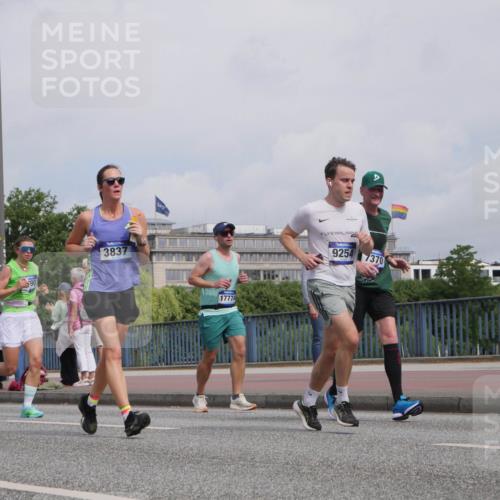 29.06.2025 - hella hamburg halbmarathon Luisa Fischer http://msf.ph/oto/8504064 29.06.2025 10:14:55 Kennedybrücke 90, 3837, 17774, 9254, 7370, 1790, 3746, 3837, 6966, 7370, 9119, 9254, 9405 meine-sportfotos.de
