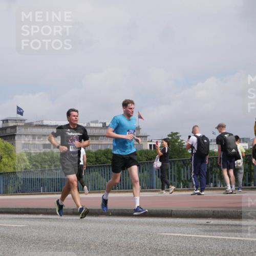 29.06.2025 - hella hamburg halbmarathon Luisa Fischer http://msf.ph/oto/8504106 29.06.2025 10:15:00 Kennedybrücke 3746, 9, 115, 4, 1790, 3746, 4499, 6966, 8207, 9119, 9253, 9405 meine-sportfotos.de