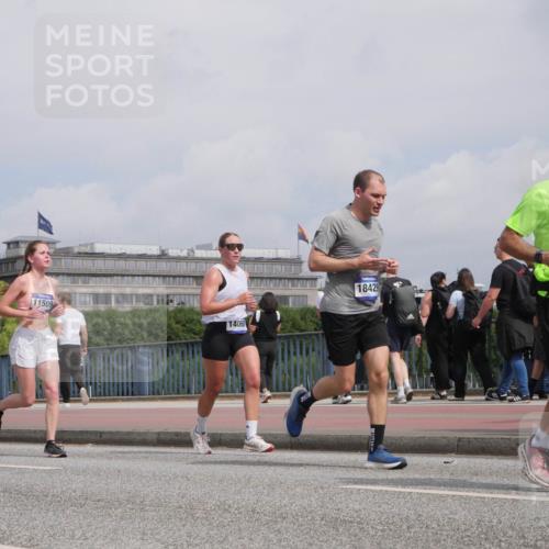 29.06.2025 - hella hamburg halbmarathon Luisa Fischer http://msf.ph/oto/8504126 29.06.2025 10:15:02 Kennedybrücke 6379, 11509, 14060, 18429, 3746, 3746, 4499, 6966, 8206, 8207, 9119, 9253, 9405 meine-sportfotos.de