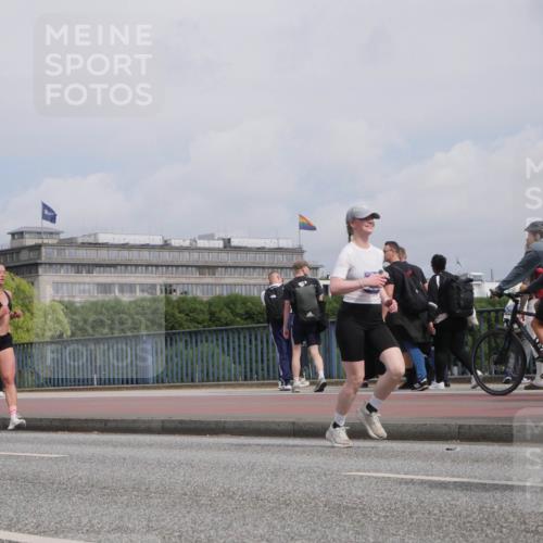 29.06.2025 - hella hamburg halbmarathon Luisa Fischer http://msf.ph/oto/8504146 29.06.2025 10:15:05 Kennedybrücke 196, 1499, 3746, 4499, 6871, 8206, 8207, 9253, 9405 meine-sportfotos.de
