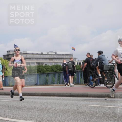 29.06.2025 - hella hamburg halbmarathon Luisa Fischer http://msf.ph/oto/8504149 29.06.2025 10:15:05 Kennedybrücke 18949, 14196, 9405, 3746, 4499, 6871, 8206, 8207, 9253, 9405 meine-sportfotos.de