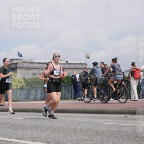 29.06.2025 - hella hamburg halbmarathon Luisa Fischer http://msf.ph/oto/8504152 29.06.2025 10:15:05 Kennedybrücke 18949, 44, 14196, 3746, 4499, 6871, 8206, 8207, 9253, 9405 meine-sportfotos.de