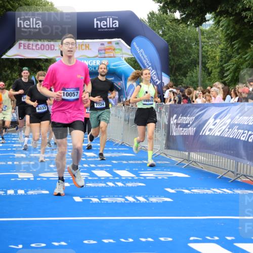 29.06.2025 - hella hamburg halbmarathon Strokosch-Dieckow http://msf.ph/oto/8504156 29.06.2025 10:51:56 Ziel 2818, 2823, 2880, 4033, 4297, 5102, 5336, 6390, 7130, 7409, 7724, 8413, 8856, 8977, 9793, 9959, 10057, 13799, 15356, 15506, 15690, 16179, 17815, 17962, 17978, 18869, 19137 meine-sportfotos.de