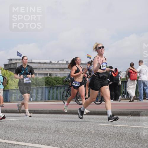29.06.2025 - hella hamburg halbmarathon Luisa Fischer http://msf.ph/oto/8504159 29.06.2025 10:15:06 Kennedybrücke 18949, 4499, 14196, 3262, 4499, 6871, 8206, 8207, 9253, 9405 meine-sportfotos.de