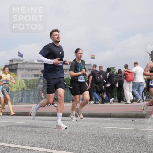 29.06.2025 - hella hamburg halbmarathon Luisa Fischer http://msf.ph/oto/8504161 29.06.2025 10:15:07 Kennedybrücke 11581, 18949, 4499, 1249, 1850, 3182, 3248, 3262, 4499, 5176, 6871, 8206, 8207, 9253, 9405 meine-sportfotos.de