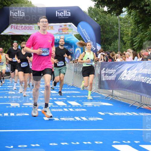 29.06.2025 - hella hamburg halbmarathon Strokosch-Dieckow http://msf.ph/oto/8504175 29.06.2025 10:51:56 Ziel 2818, 2823, 2880, 4033, 4297, 5102, 5336, 6390, 7130, 7409, 7724, 8413, 8856, 8977, 9793, 9959, 10057, 13799, 15356, 15506, 15690, 16179, 17815, 17962, 17978, 18869, 19137 meine-sportfotos.de
