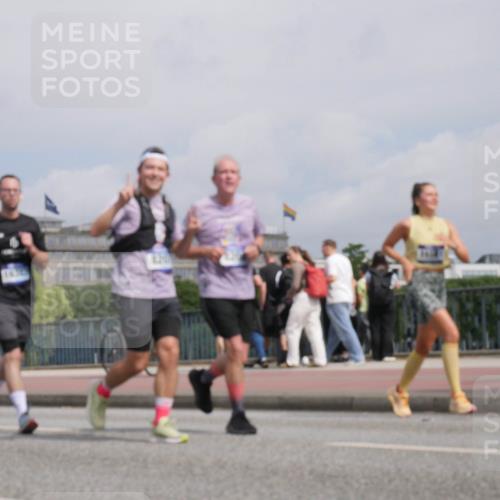 29.06.2025 - hella hamburg halbmarathon Luisa Fischer http://msf.ph/oto/8504182 29.06.2025 10:15:09 Kennedybrücke 1249, 1850, 1851, 3182, 3248, 3262, 4453, 4499, 5166, 5176, 6822, 6871, 8206, 8207, 9253 meine-sportfotos.de