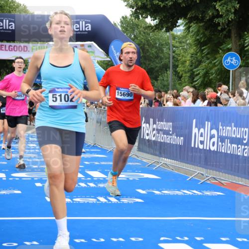 29.06.2025 - hella hamburg halbmarathon Strokosch-Dieckow http://msf.ph/oto/8504247 29.06.2025 10:51:54 Ziel 2818, 2823, 2880, 4033, 4297, 5102, 5336, 6390, 7130, 7409, 7724, 8413, 8856, 8977, 9793, 9959, 10057, 13799, 15356, 15427, 15690, 16907, 17815, 17962, 17978, 18869, 19137 meine-sportfotos.de