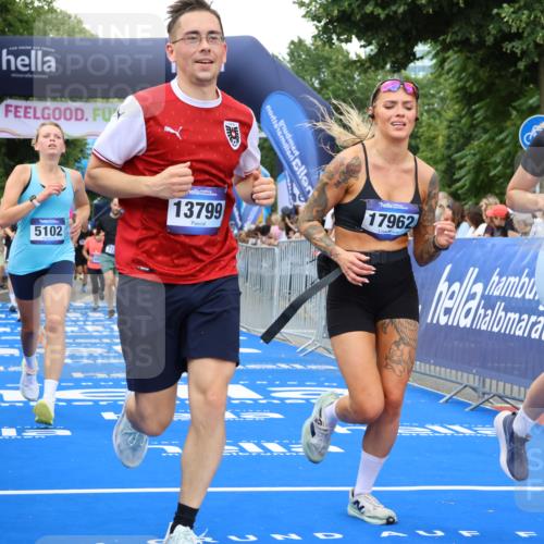 29.06.2025 - hella hamburg halbmarathon Strokosch-Dieckow http://msf.ph/oto/8504269 29.06.2025 10:51:53 Ziel 2396, 2818, 2823, 2880, 4033, 4297, 5102, 5336, 6390, 7130, 7409, 7724, 8413, 8710, 8856, 8977, 9793, 9959, 10057, 12224, 13799, 15356, 15427, 15690, 16907, 17815, 17962, 17978, 18869, 19137 meine-sportfotos.de