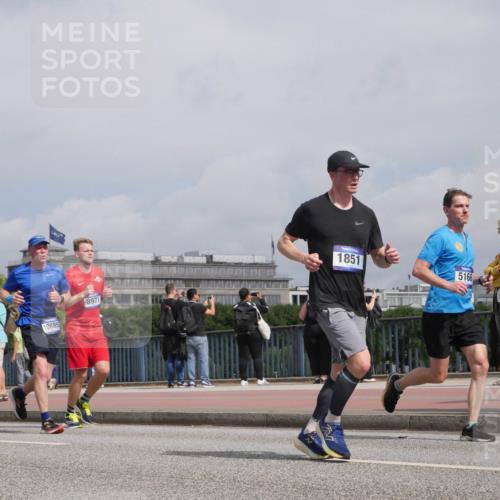 29.06.2025 - hella hamburg halbmarathon Luisa Fischer http://msf.ph/oto/8504270 29.06.2025 10:15:19 Kennedybrücke 17080, 10685, 8971, 1851, 5166, 1249, 1610, 1785, 1850, 1851, 2963, 2964, 3182, 3248, 3262, 4453, 5150, 5166, 5176, 6822, 7907, 8971, 9428, 10685 meine-sportfotos.de