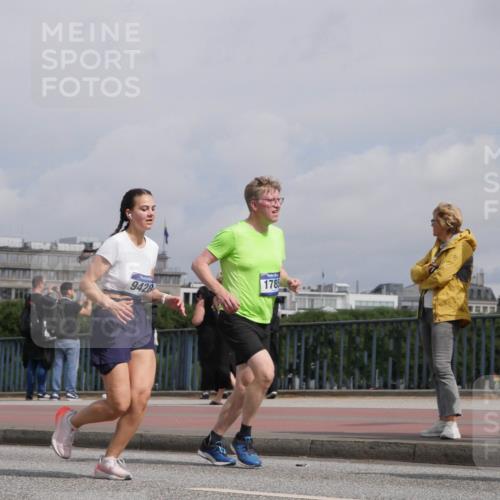 29.06.2025 - hella hamburg halbmarathon Luisa Fischer http://msf.ph/oto/8504290 29.06.2025 10:15:22 Kennedybrücke 9428, 1785, 1610, 1785, 1851, 2963, 2964, 5150, 5166, 7907, 8917, 8971, 9428, 10402, 10685 meine-sportfotos.de