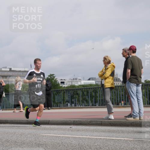 29.06.2025 - hella hamburg halbmarathon Luisa Fischer http://msf.ph/oto/8504325 29.06.2025 10:15:26 Kennedybrücke 1907, 3363, 5150, 7014, 7907, 8917, 9428, 10067, 10402 meine-sportfotos.de